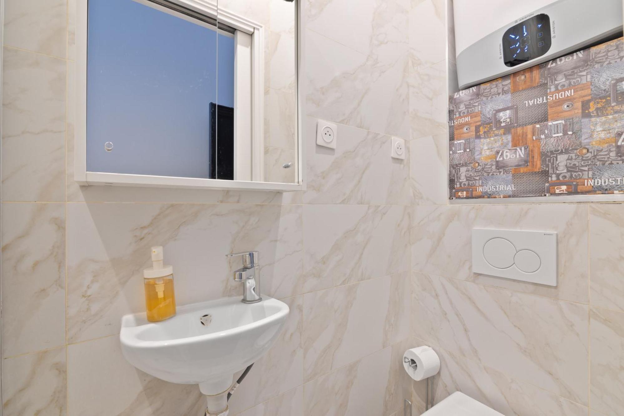 2 Bedroom Ile Saint-louis With Free Netflix *